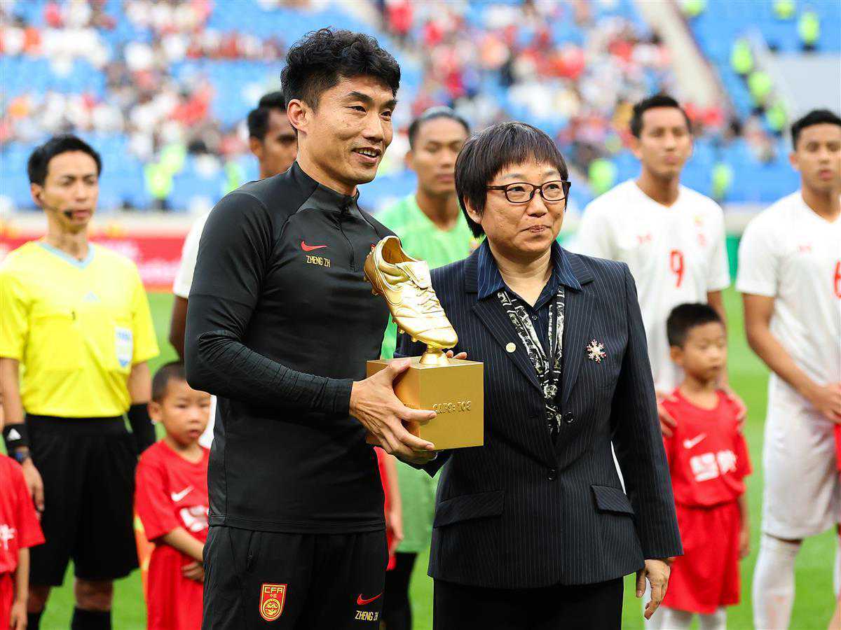 再见，郑智！国足为老队长举行退役仪式