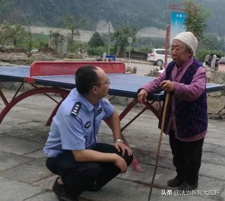 重庆民警蹲下接访群众被称“蹲听哥”走红 本尊回应：就是一种本能反应