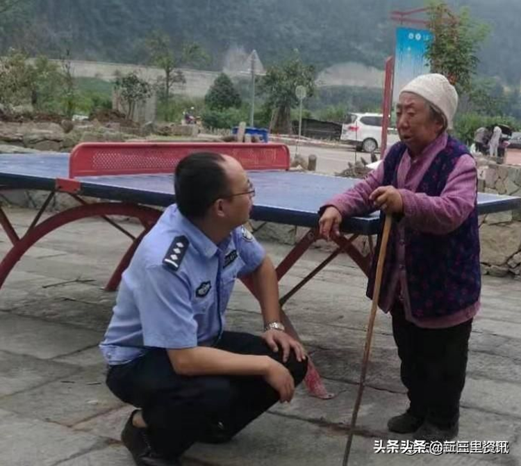重庆民警蹲下接访群众被称“蹲听哥”走红 本尊回应：就是一种本能反应